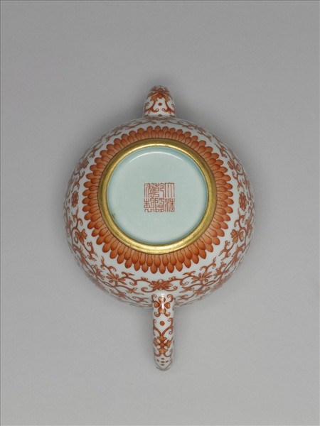 白瓷紅彩描金番蓮紋壺