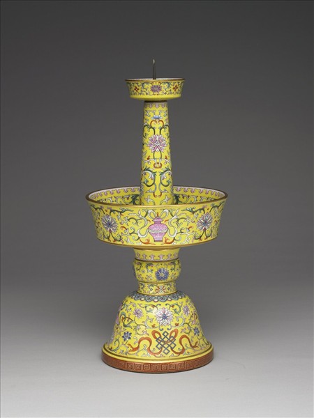 粉彩番蓮八寶紋燭臺