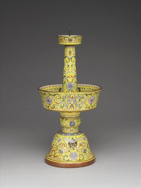 粉彩番蓮八寶紋燭臺