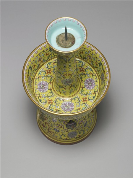 粉彩番蓮八寶紋燭臺