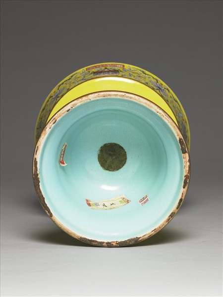 粉彩番蓮八寶紋燭臺