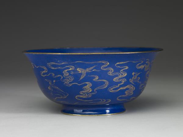 銅胎畫琺瑯藍地雲鶴紋碗