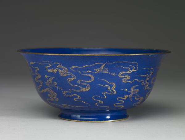 銅胎畫琺瑯藍地雲鶴紋碗