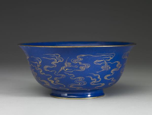 銅胎畫琺瑯藍地雲鶴紋碗