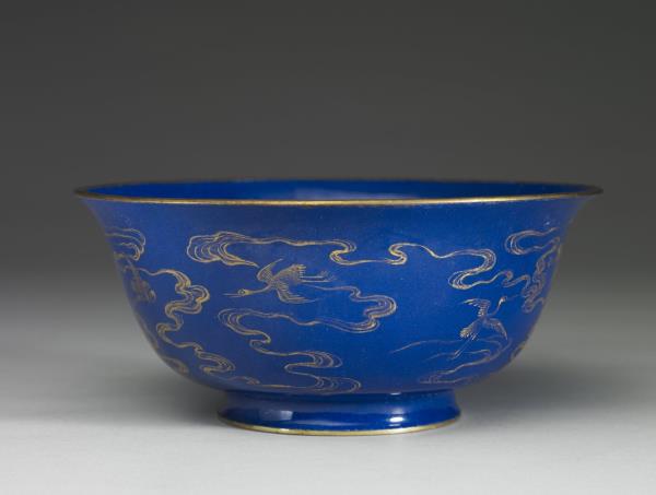 銅胎畫琺瑯藍地雲鶴紋碗