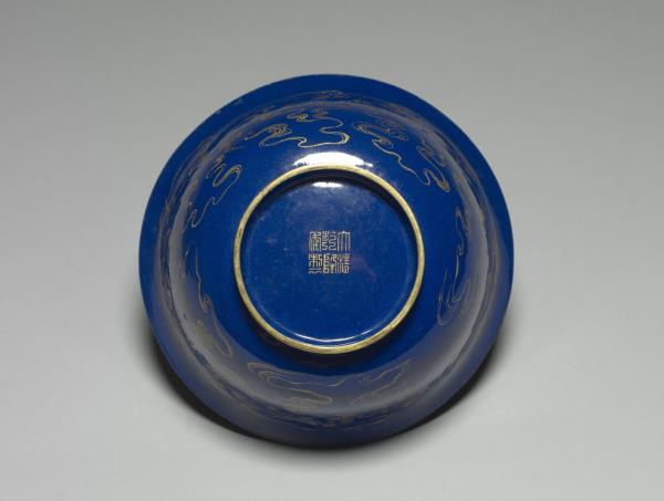 銅胎畫琺瑯藍地雲鶴紋碗