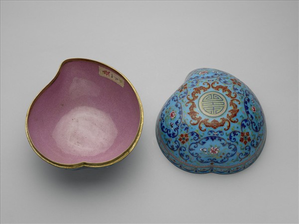 銅胎畫琺瑯桃式盒