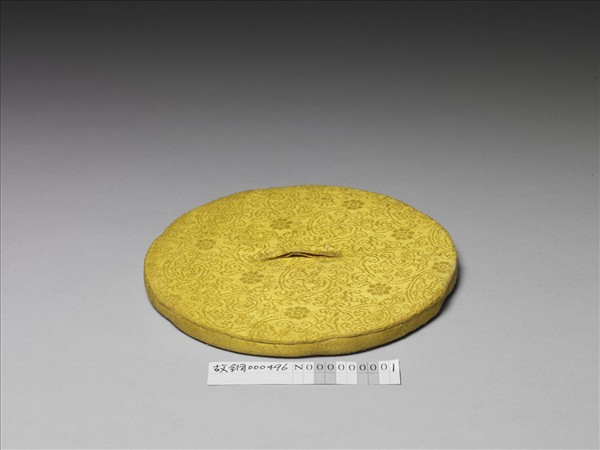 〈寧壽續鑑〉鏡匣黃綾錦墊