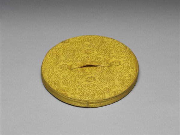 〈寧壽續鑑‧第九冊〉鏡匣黃綾錦墊