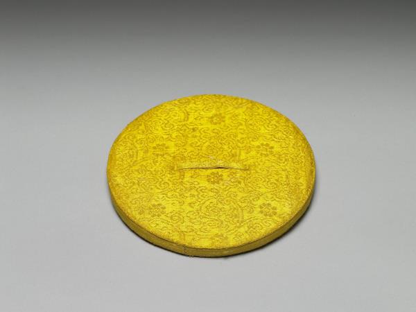 〈寧壽續鑑‧第十冊〉鏡匣黃綾錦墊