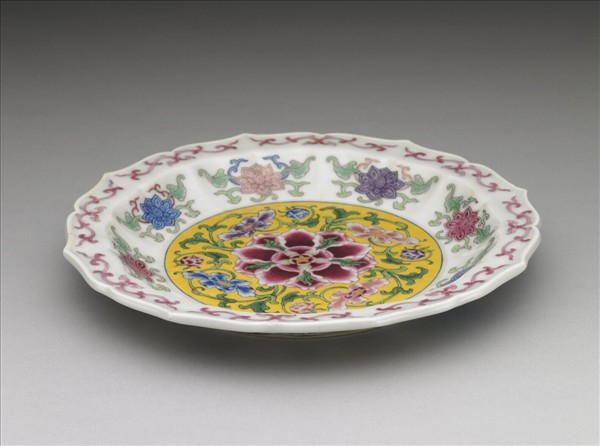 加彩琺瑯彩牡丹紋盤