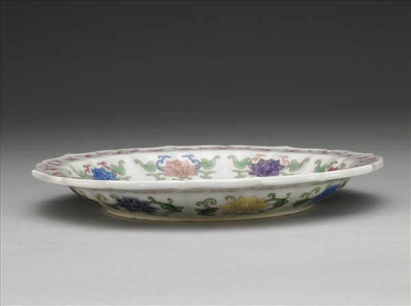 加彩琺瑯彩牡丹紋盤