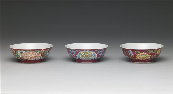 琺瑯彩紅地牡丹紋碗