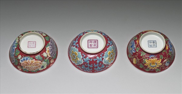 琺瑯彩紅地牡丹紋碗