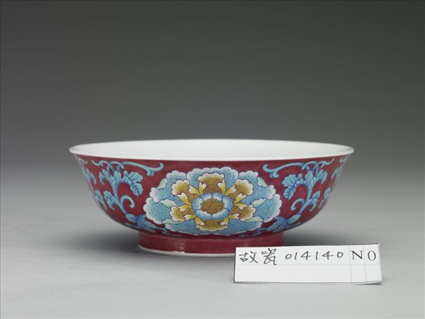 琺瑯彩紅地花卉紋碗