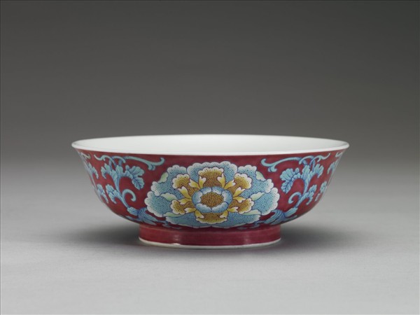 琺瑯彩紅地花卉紋碗