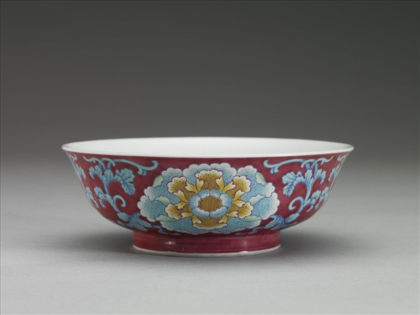 琺瑯彩紅地花卉紋碗