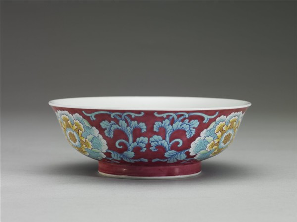 琺瑯彩紅地花卉紋碗