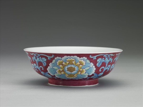 琺瑯彩紅地花卉紋碗