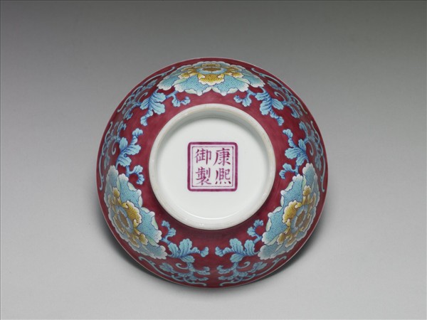 琺瑯彩紅地花卉紋碗