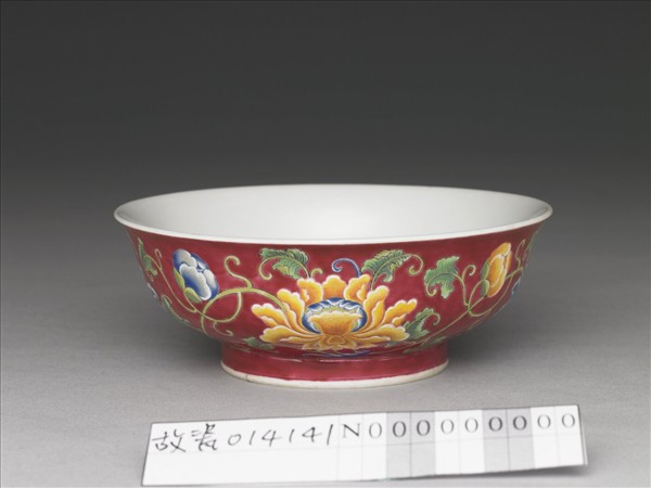 琺瑯彩紅地牡丹紋碗