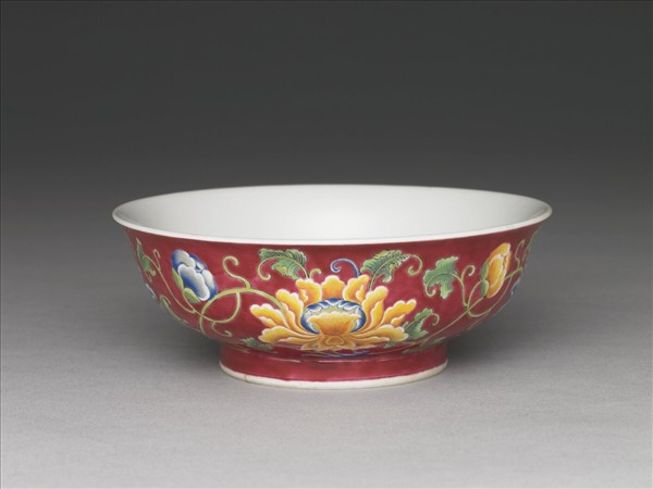琺瑯彩紅地牡丹紋碗