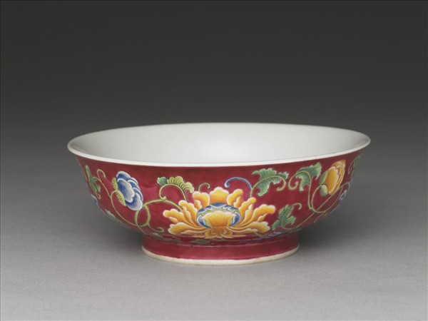 琺瑯彩紅地牡丹紋碗