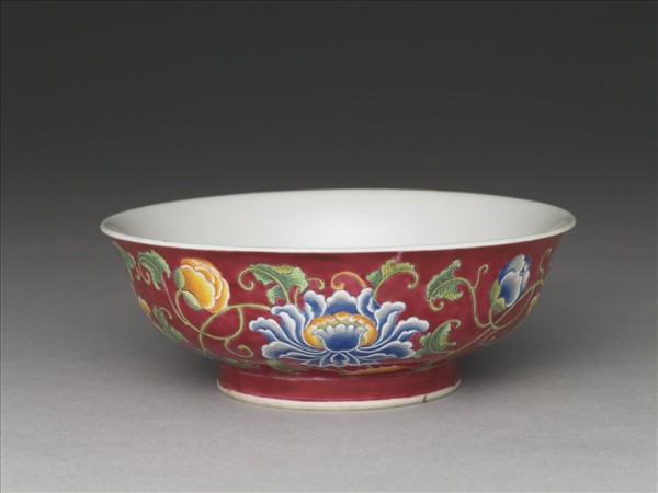 琺瑯彩紅地牡丹紋碗