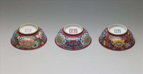 琺瑯彩紅地牡丹紋碗