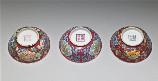 琺瑯彩紅地牡丹紋碗