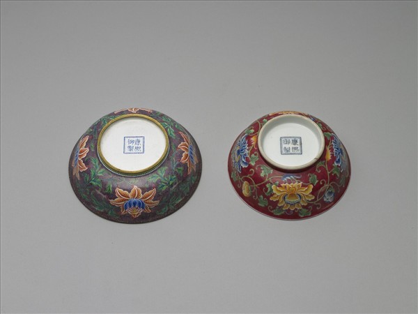 琺瑯彩紅地牡丹紋碗