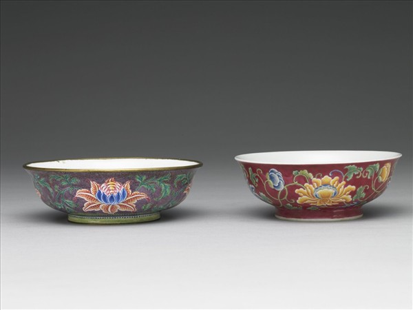 琺瑯彩紅地牡丹紋碗