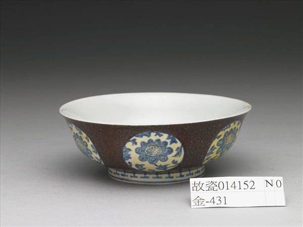 琺瑯彩紫地團花紋碗