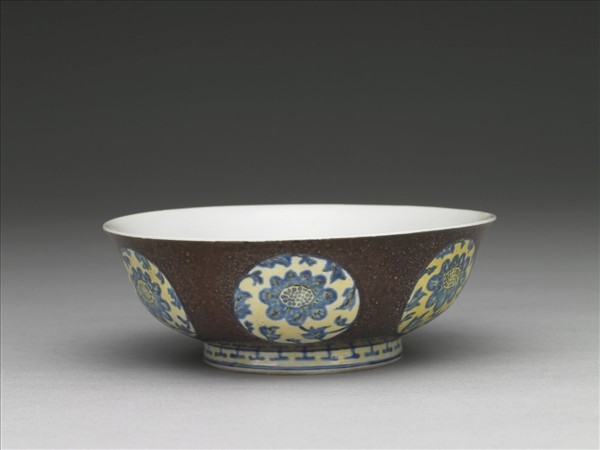 琺瑯彩紫地團花紋碗