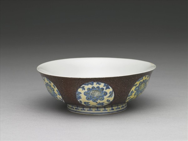 琺瑯彩紫地團花紋碗