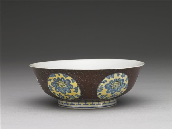 琺瑯彩紫地團花紋碗