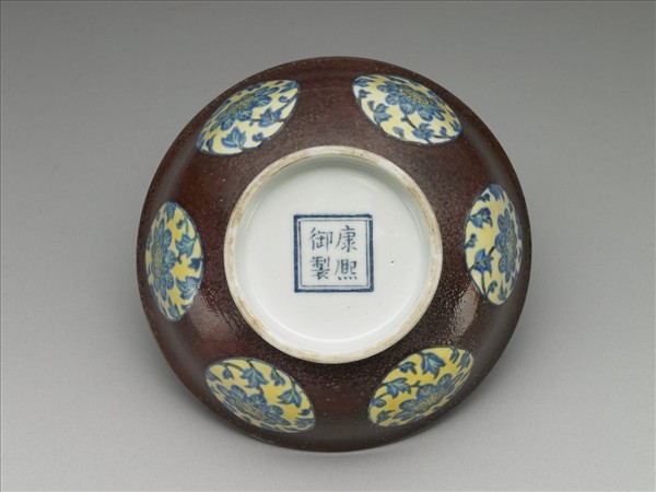 琺瑯彩紫地團花紋碗