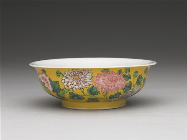 琺瑯彩黃地花卉淺碗