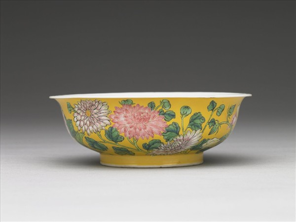 琺瑯彩黃地花卉淺碗
