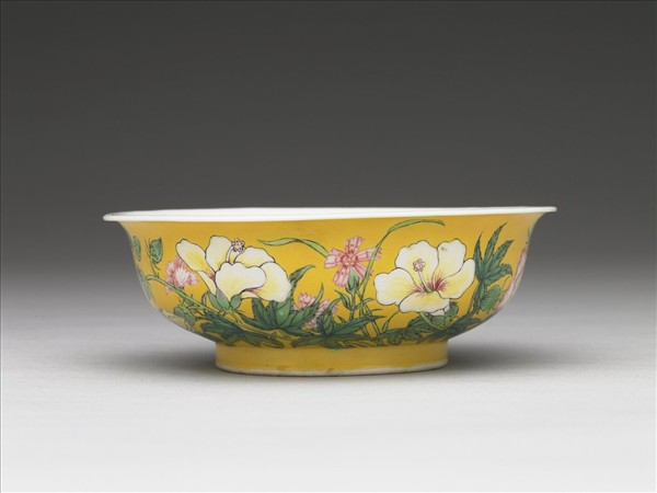 琺瑯彩黃地花卉淺碗