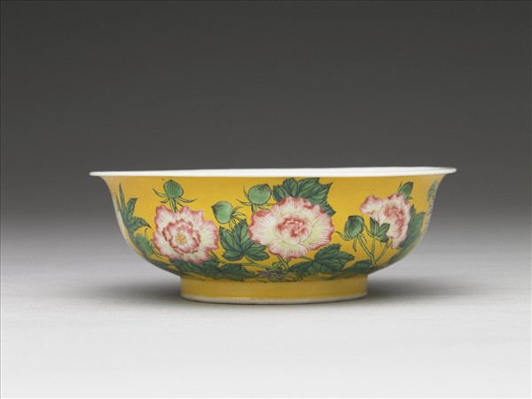 琺瑯彩黃地花卉淺碗