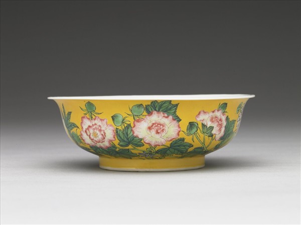 琺瑯彩黃地花卉淺碗