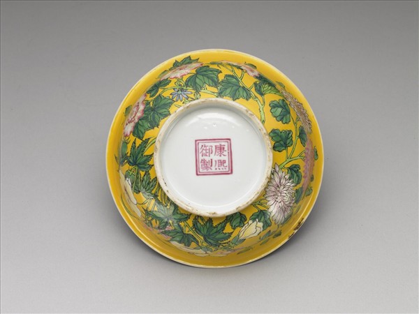 琺瑯彩黃地花卉淺碗