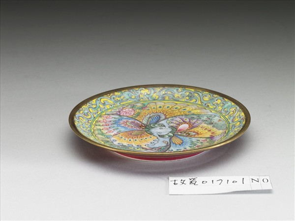 琺瑯彩洋紅地對蝶碟