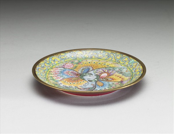 琺瑯彩洋紅地對蝶碟