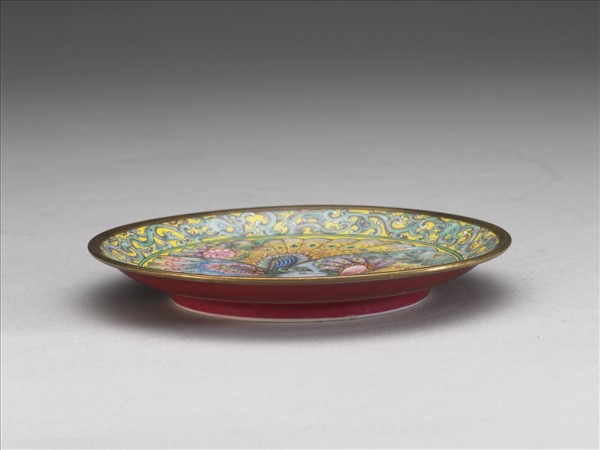 琺瑯彩洋紅地對蝶碟