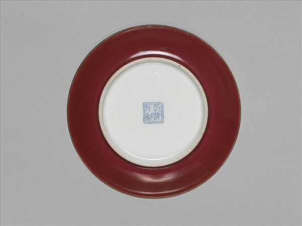 琺瑯彩洋紅地對蝶碟