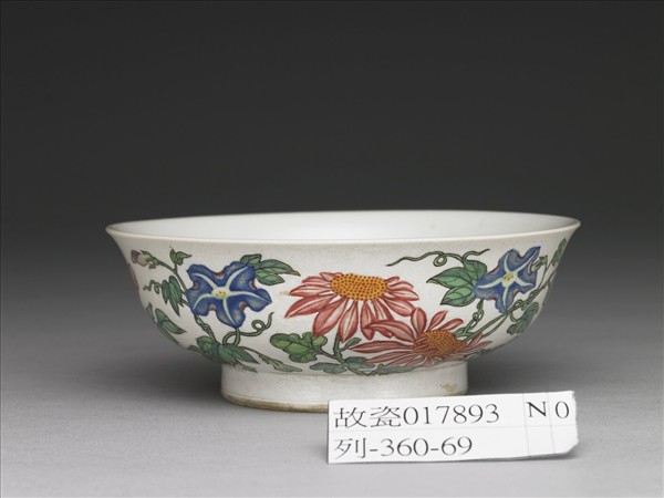 琺瑯彩白地花卉碗