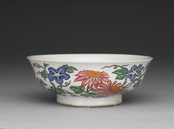 琺瑯彩白地花卉碗