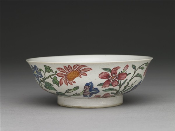 琺瑯彩白地花卉碗